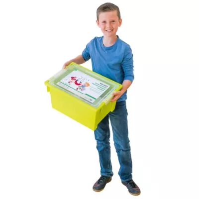 Kindergarten-Box, Aufbewahrungsbox, Plastikbox, gelbe Box, Kind mit Box