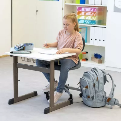 Schreibtisch, Schülerin, Schulbeginn, Rucksack, Notebook