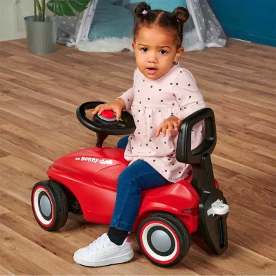 Rotes Ride-on-Spielzeugauto, Kinderfahrzeug, Polka-Dot Shirt, Leder/Schaft?, Runde Räder