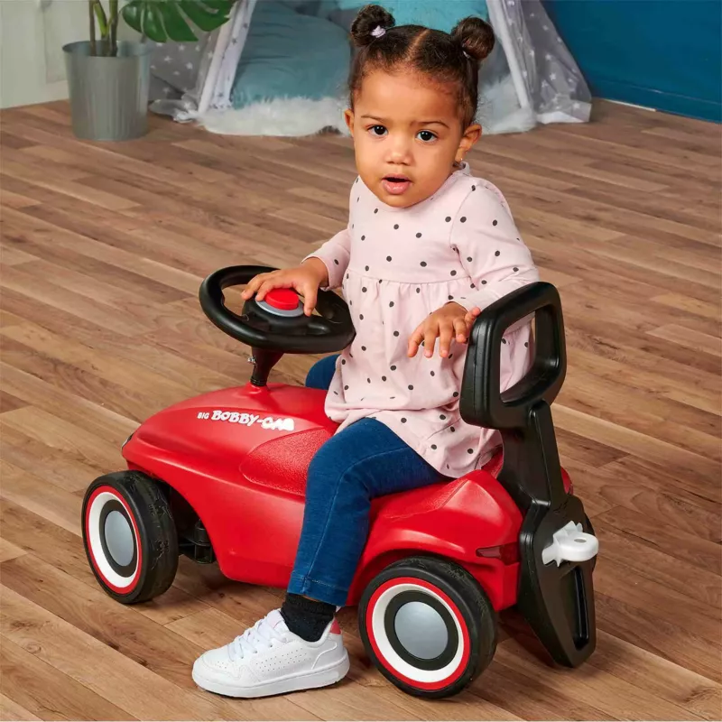 Rotes Ride-on-Spielzeugauto, Kinderfahrzeug, Polka-Dot Shirt, Leder/Schaft?, Runde Räder