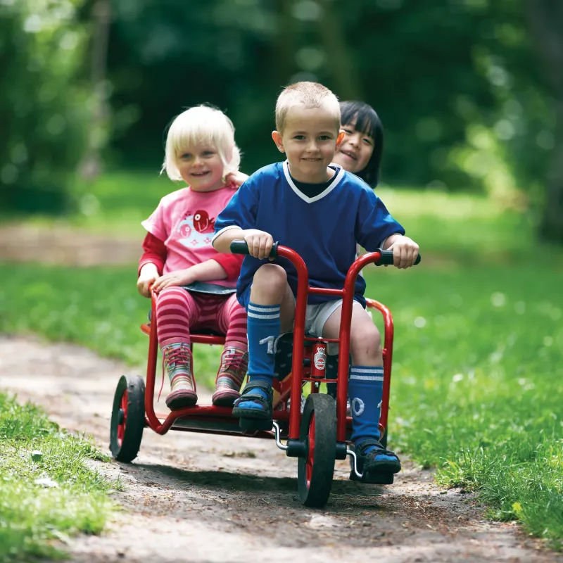 Kinder, Tretfahrzeug, Blaues Hemd, Draußen, Kinderfahren