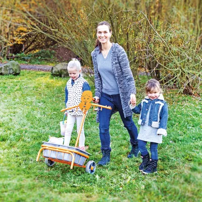 Kinderwagen, Kinderwagenanhänger, Spieltisch, Garten, Familie