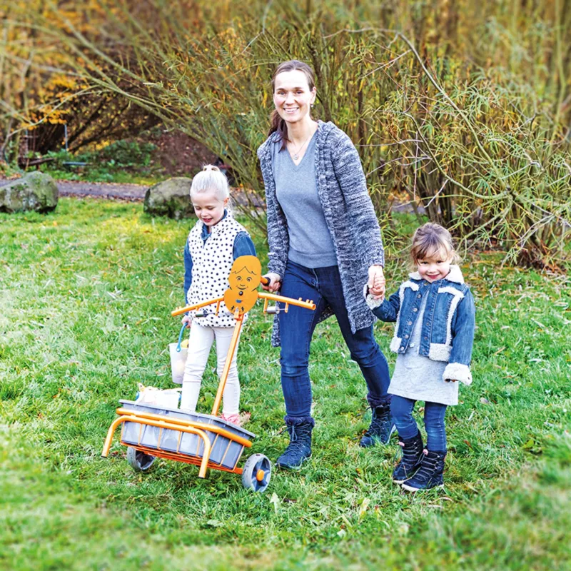 Kinderwagen, Kinderwagenanhänger, Spieltisch, Garten, Familie