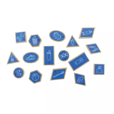 Holzplättchen, blaue Plättchen, Schere, Schuh, Zahnbürste, Flasche, Keks, Ball, Kegel, Papierrolle, Zahnstocher, Schuh, Beutel, Band, Tuben, Spritze, Tropfen, Waschflasche, Schuh, Keks