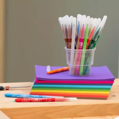 Marker, Filzstift, bunte Stifte, Kunststoffbecher, Notizblock