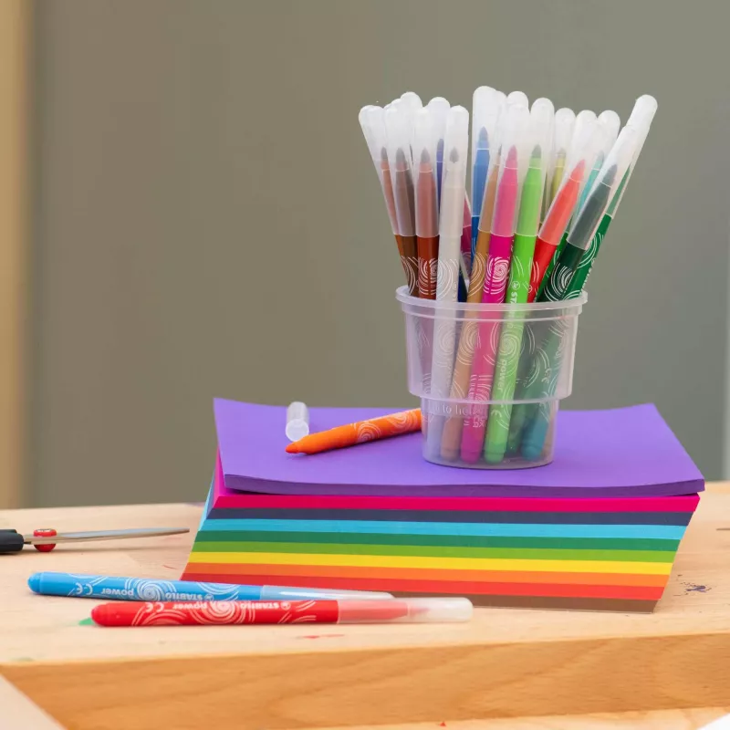 Marker, Filzstift, bunte Stifte, Kunststoffbecher, Notizblock