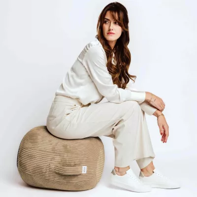 beige, Hose, Pullover, Sneaker, Hocker