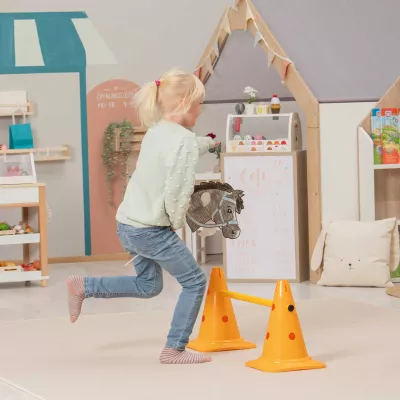 Kinder, Spielzimmer, Spielzeug, Pony, orangefarbene Hütchen
