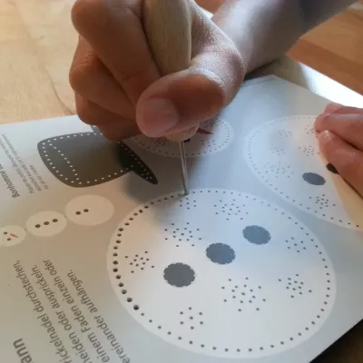 Holzbrot, Stempelwerk, Perforiertes Muster, Papierschnitt, Kunstprojekt