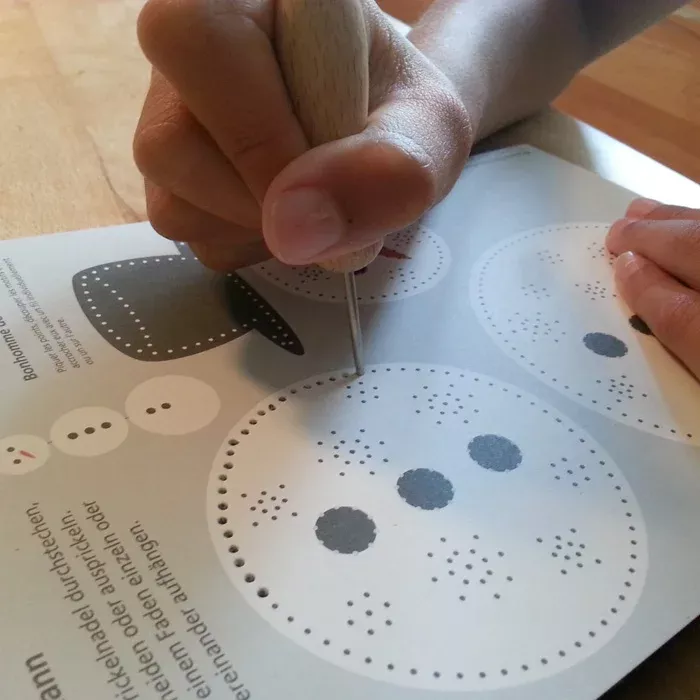 Holzbrot, Stempelwerk, Perforiertes Muster, Papierschnitt, Kunstprojekt