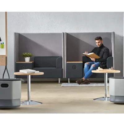 Loungebereich, Sofa-Pod, Büro-Sitzgelegenheit, Mann liest, Hochlehner