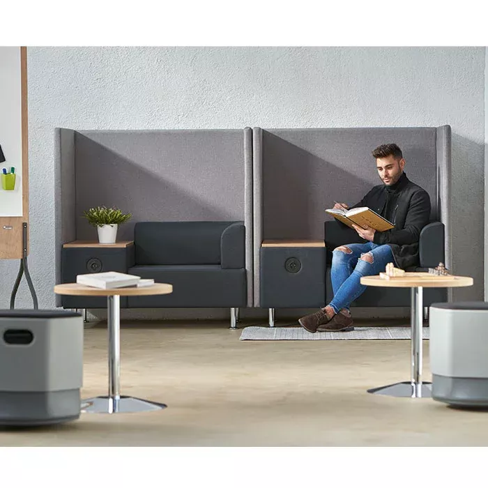 Loungebereich, Sofa-Pod, Büro-Sitzgelegenheit, Mann liest, Hochlehner