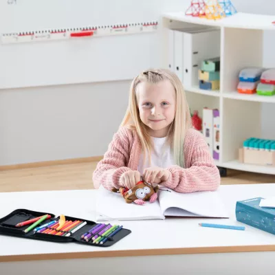 kinder, mädchen, federtasche, notizbuch, schreibtisch