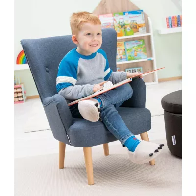 Kinderstuhl, Kindersessel, Hausschuh, Socken, Buch