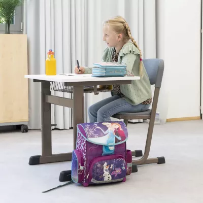 Schulkind, Schreibtisch, Ranzen, Schulheft, Mädchen