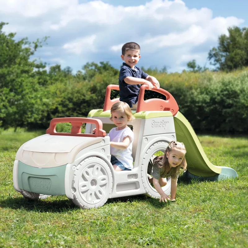 Spielzeugauto, Kletterturm, Sandkasten, Outdoor-Spiel, Kinder im Freien