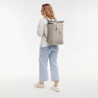 Rucksack, grauer Rucksack, Rolltop, Reißverschlussfach, minimalistisch