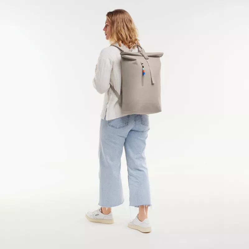 Rucksack, grauer Rucksack, Rolltop, Reißverschlussfach, minimalistisch