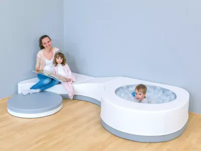 Kinderspielbereich, Softplay, Ballbad, grau-weiße坐, innenraum