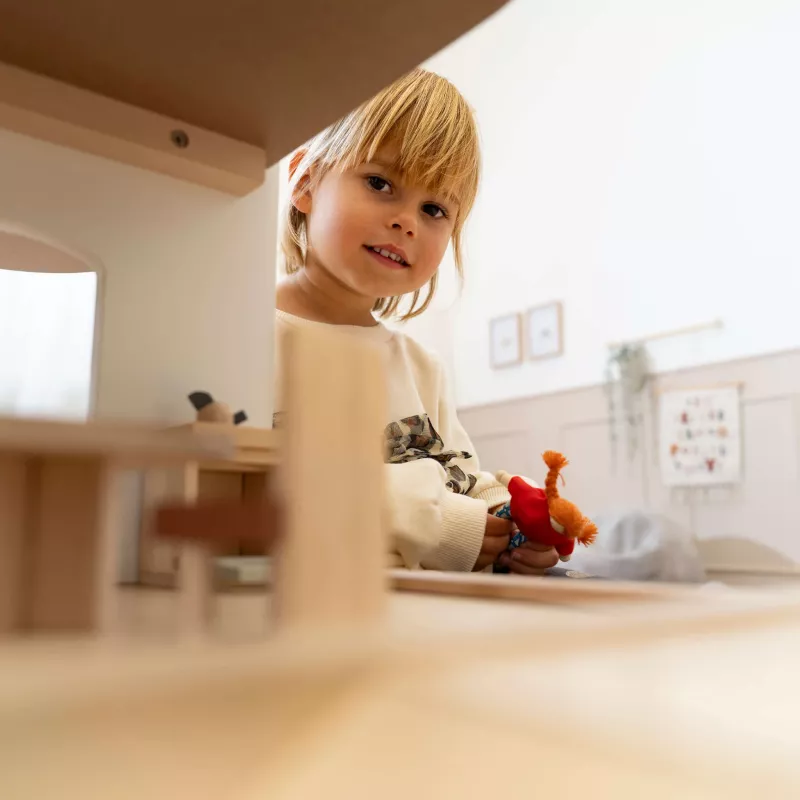 kind, holzstuhl?, spielzeug, spielen, rotes spielzeug