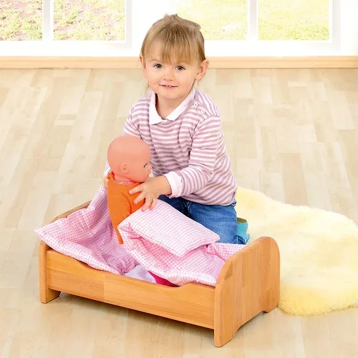 Kleiner Junge, Puppenbett, Holzbett, Spielzeugpuppe, Babyspielzeug