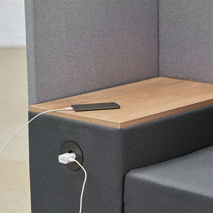 Lounge, Sofa, Beistelltisch, Steckdose, Telefonladegerät