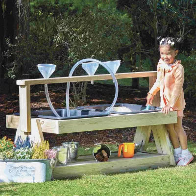 Sandkasten, Spiel_Kreissystem, Holz, Garten, Kleiner_Mädchen