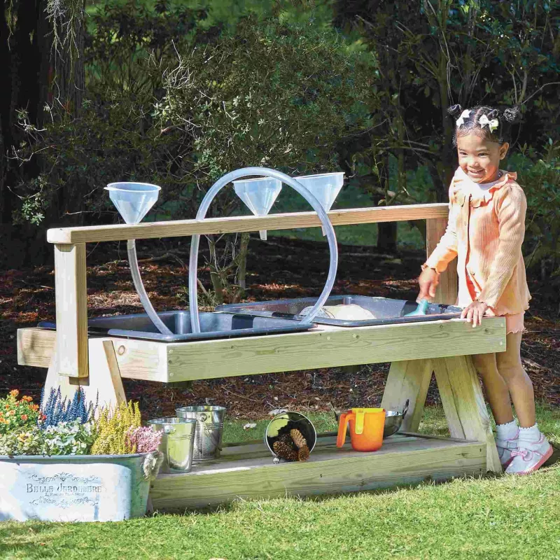 Sandkasten, Spiel_Kreissystem, Holz, Garten, Kleiner_Mädchen