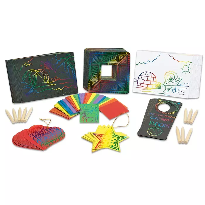 Brettspiele, Kreidekunst, bunte Karten, Holzstifte, Sternanhänger