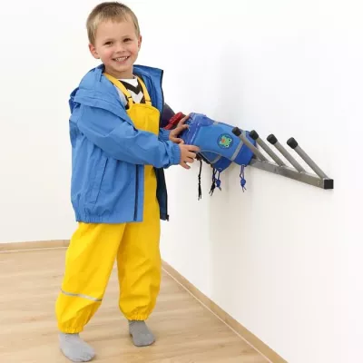 Kinderjacke, Regenjacke, Hose, Schuhe?, Klettband?