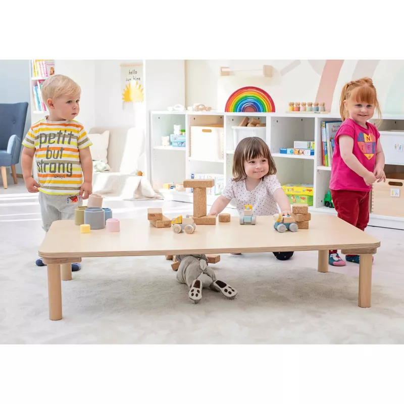Kinderzimmer, Holztöne, Spielzeugbausteine, Kleinkindspielzeug, Holztisch