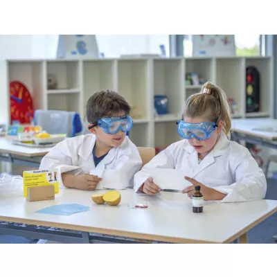 Schülerinnen, Labor, Schutzausrüstung, Schnittstücke, Molekularbiologie?