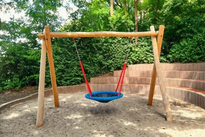Schaukel, Sandboden, Holzgestell, Dreifachpfosten, Körbschaukel
