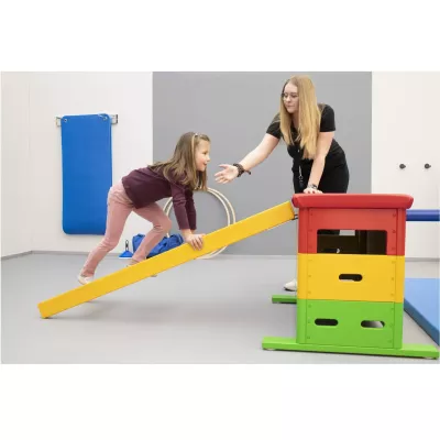 Spielgerät ,  Kletterstange ,  Turngerät ,  bunte Bausteine ,  Kindersport