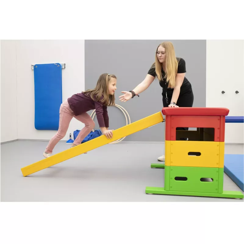 Spielgerät ,  Kletterstange ,  Turngerät ,  bunte Bausteine ,  Kindersport