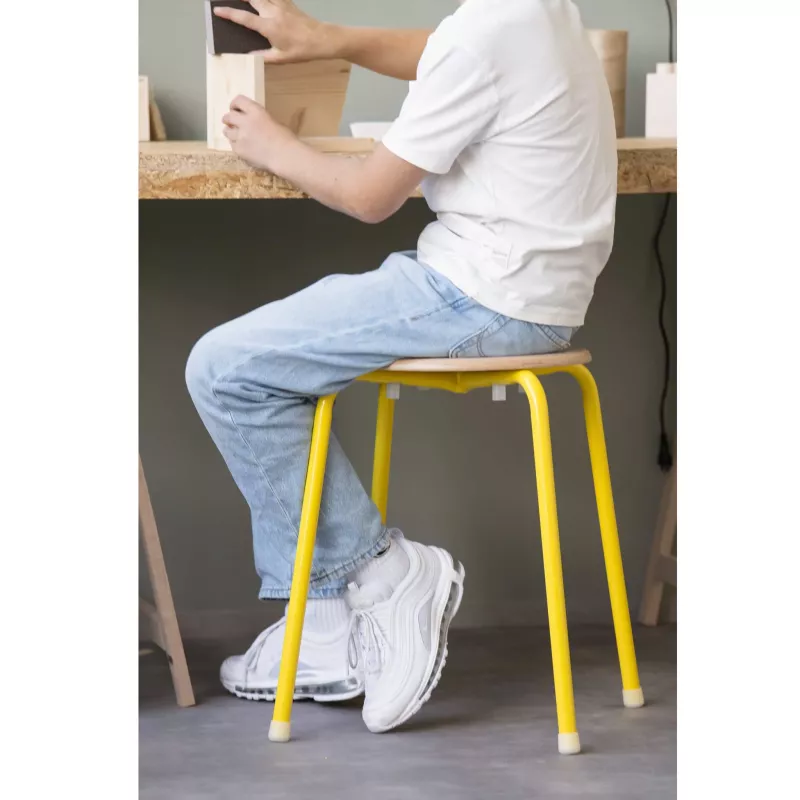 Hocker, gelber Hocker, Werkbank, Turnschuhe, Jeans