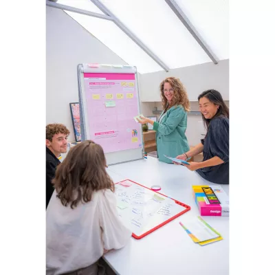Gruppensitzung, Whiteboard, Flipchart, Notizmaterial, Arbeitsmeeting