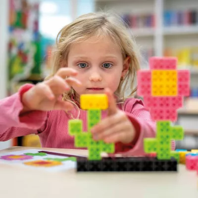 Kind, Bausteine, Konstruktion, Kinderzimmer, Spielzeug