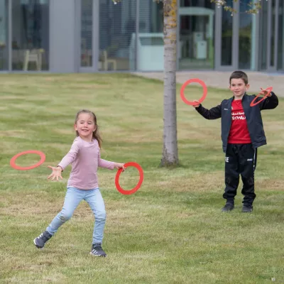 Frisbee, Spielzeugring, Outdoor-Spiel, Kinder, Gras