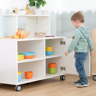 Kinderküchen-Setup, Kunststoffschalen, Lebensmittelbehälter, Küchenregal, Rollwagen