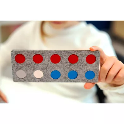 lego-ähnlicher Block, Konstruktionsblock, rote Punkte, blaue Punkte, graue Steinplatte