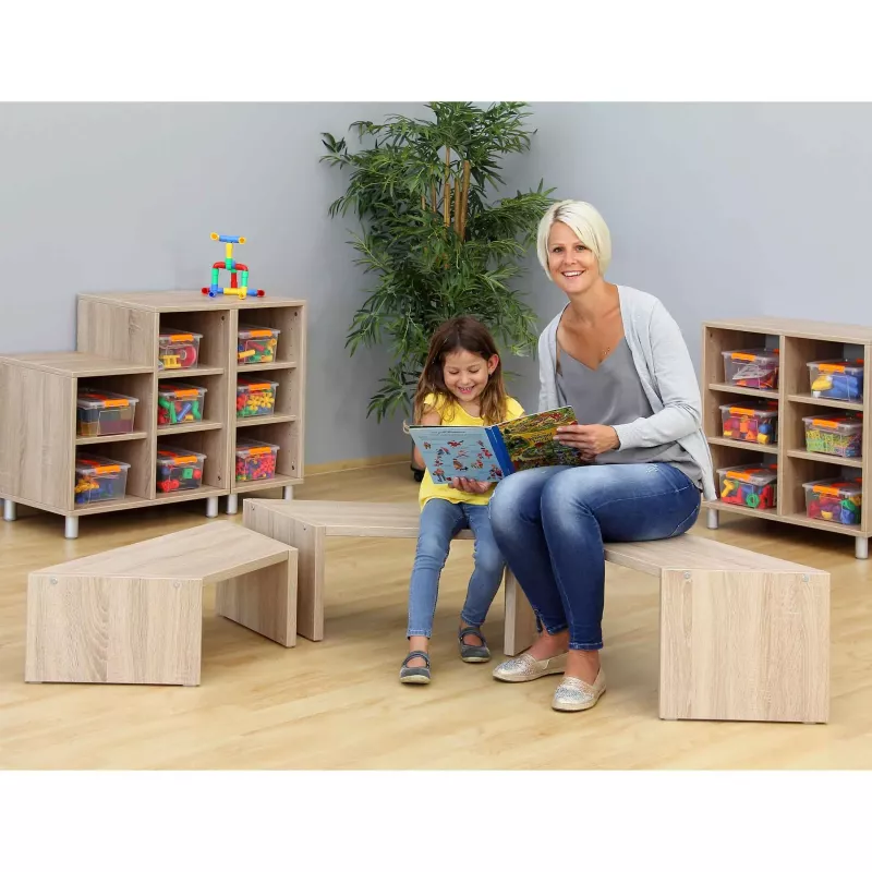 Kinderzimmer, Spielzeugaufbewahrung, Holzregal, Kinderstuhl, Leseknoten?