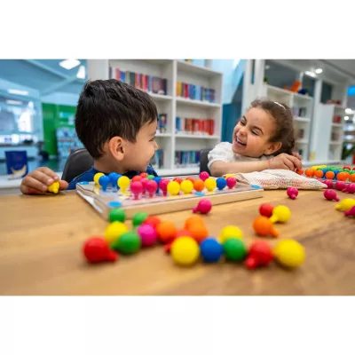 Spielzeug ,  Lernspielzeug ,  Kugelpuzzle ,  bunte Kugeln ,  Holztablett