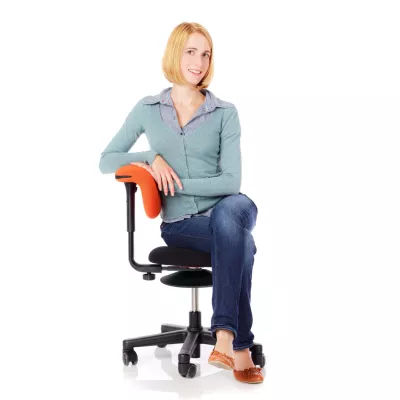 Schreibtischstuhl, verstellbar, ergonomisch, mit Rollen, sitzt Frau