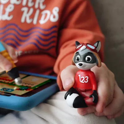Spielzeugfigur, Waschbär, Goggles, Rotes Kostüm, Farbige Figur