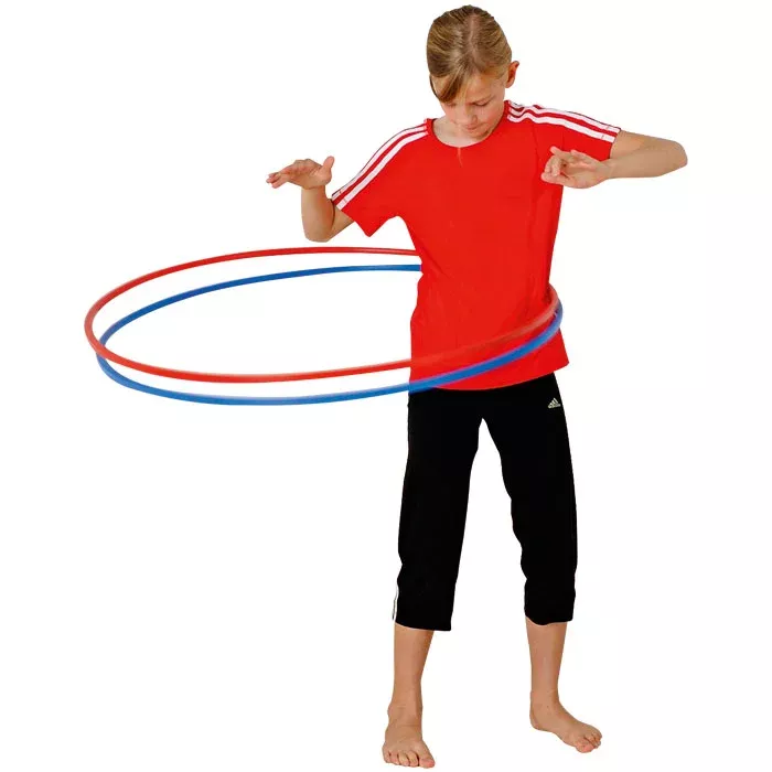 hula hoop, körperliche aktivität, rotes shirt, schwarze hose, sportbekleidung