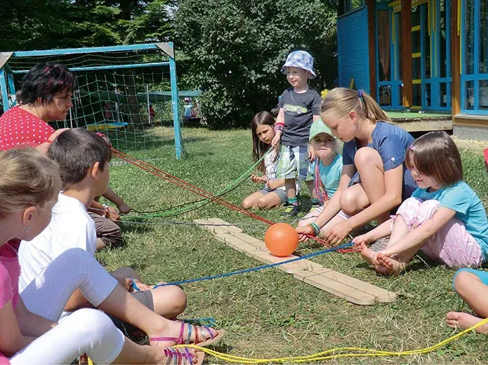 Kindergruppe, Outdoor-Spiel, Seilspiel, Ball, Sandweg