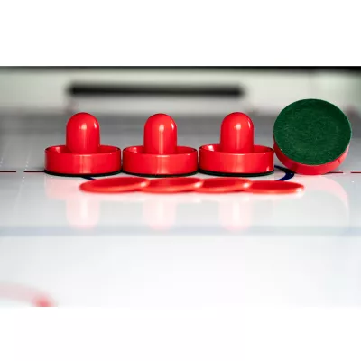 Hockeyscheiben, rote Kappen, rote Scheiben, grüner Scheuerschwamm, Eishockeyausrüstung