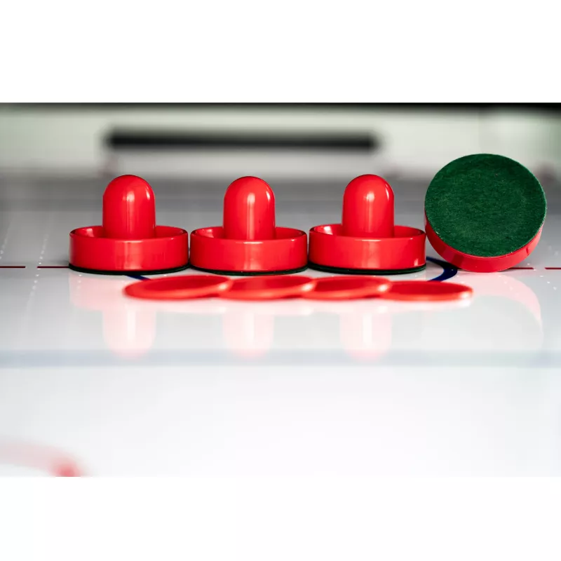 Hockeyscheiben, rote Kappen, rote Scheiben, grüner Scheuerschwamm, Eishockeyausrüstung