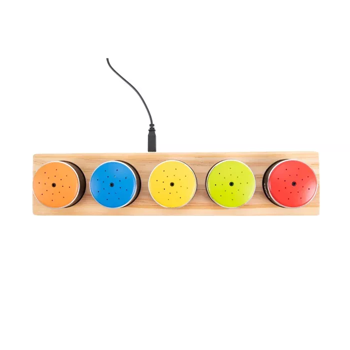 USB betrieben, USB-Hub, bunte Magnete, Holzplatte, Multiport-Ladegerät